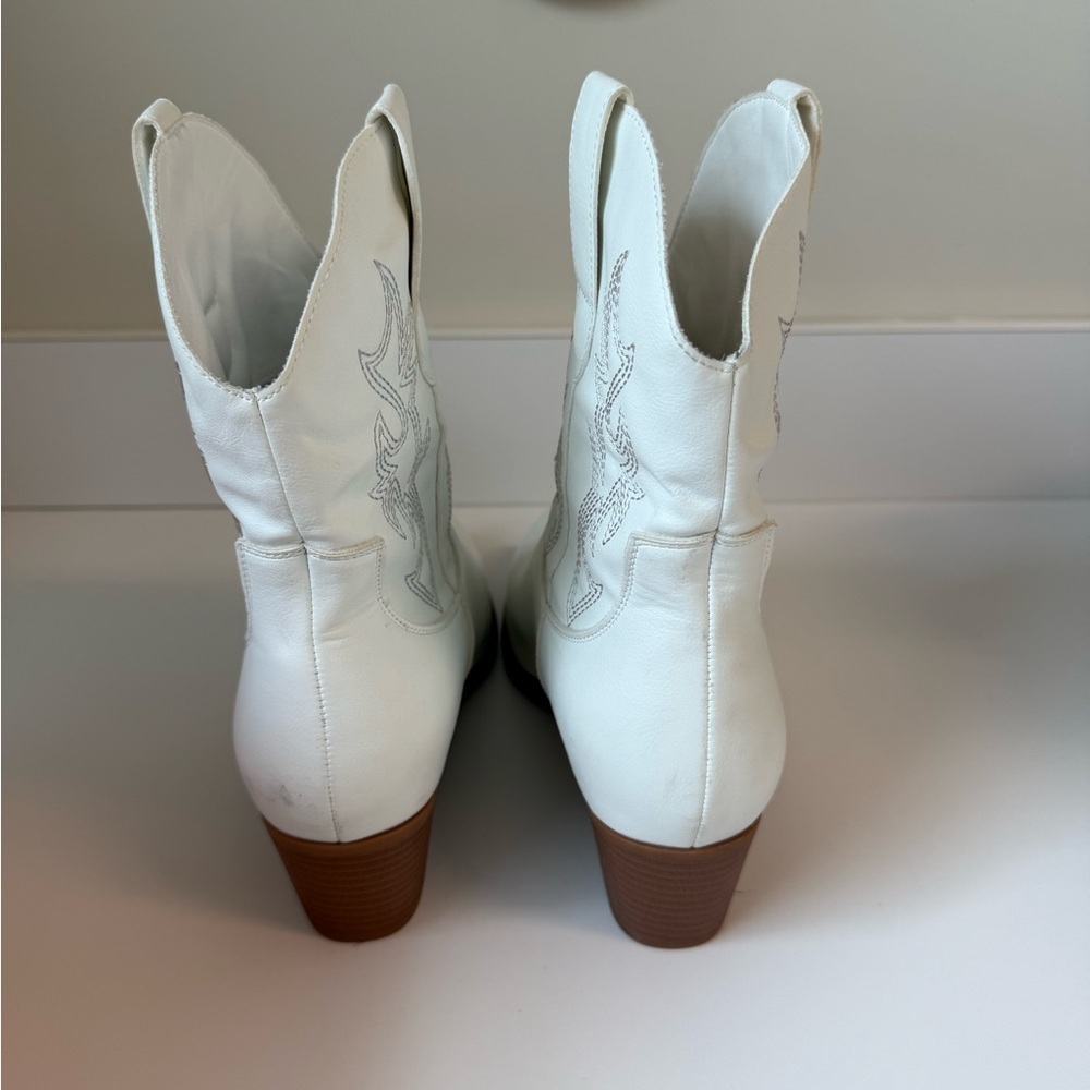 White Faux-Leather Cowboy Boot. Size 39. Excellent Condition. - Picture 7 of 8